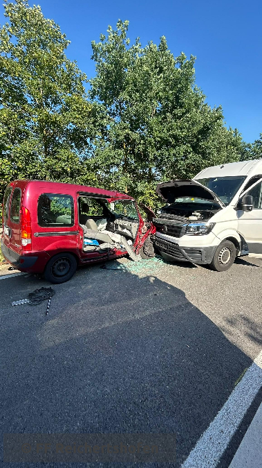 Einsatzfoto VU, PKW gegen Bus, Person ...